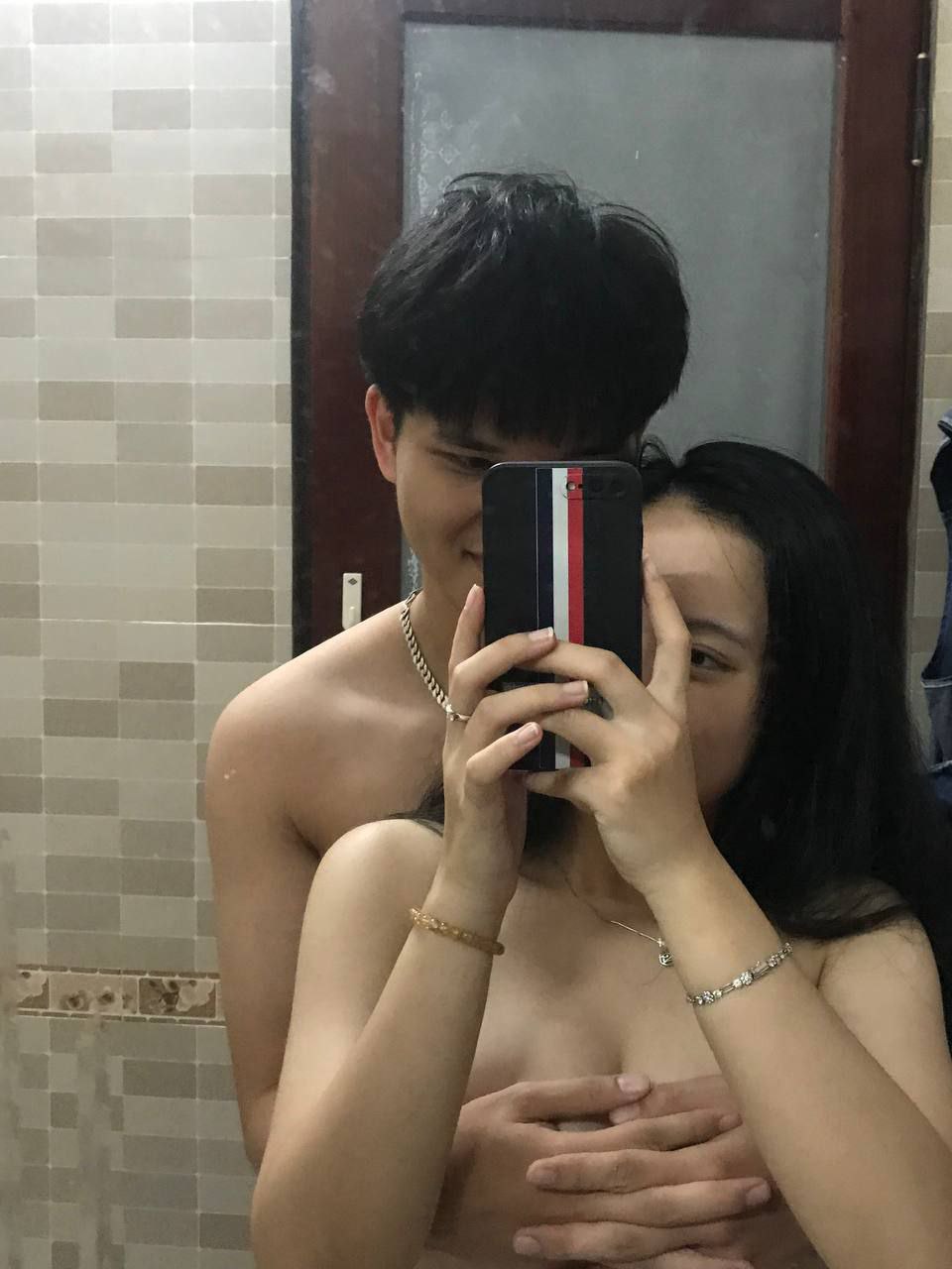 Giống như một nữ hoàng lai 168CM với thân hình tuyệt đẹp và vẻ đẹp lạnh lùng, cởi một nửa quần lót, quỳ xuống và đưa vào âm hộ, thở hổn hển và rên rỉ thậm chí còn hấp dẫn hơn